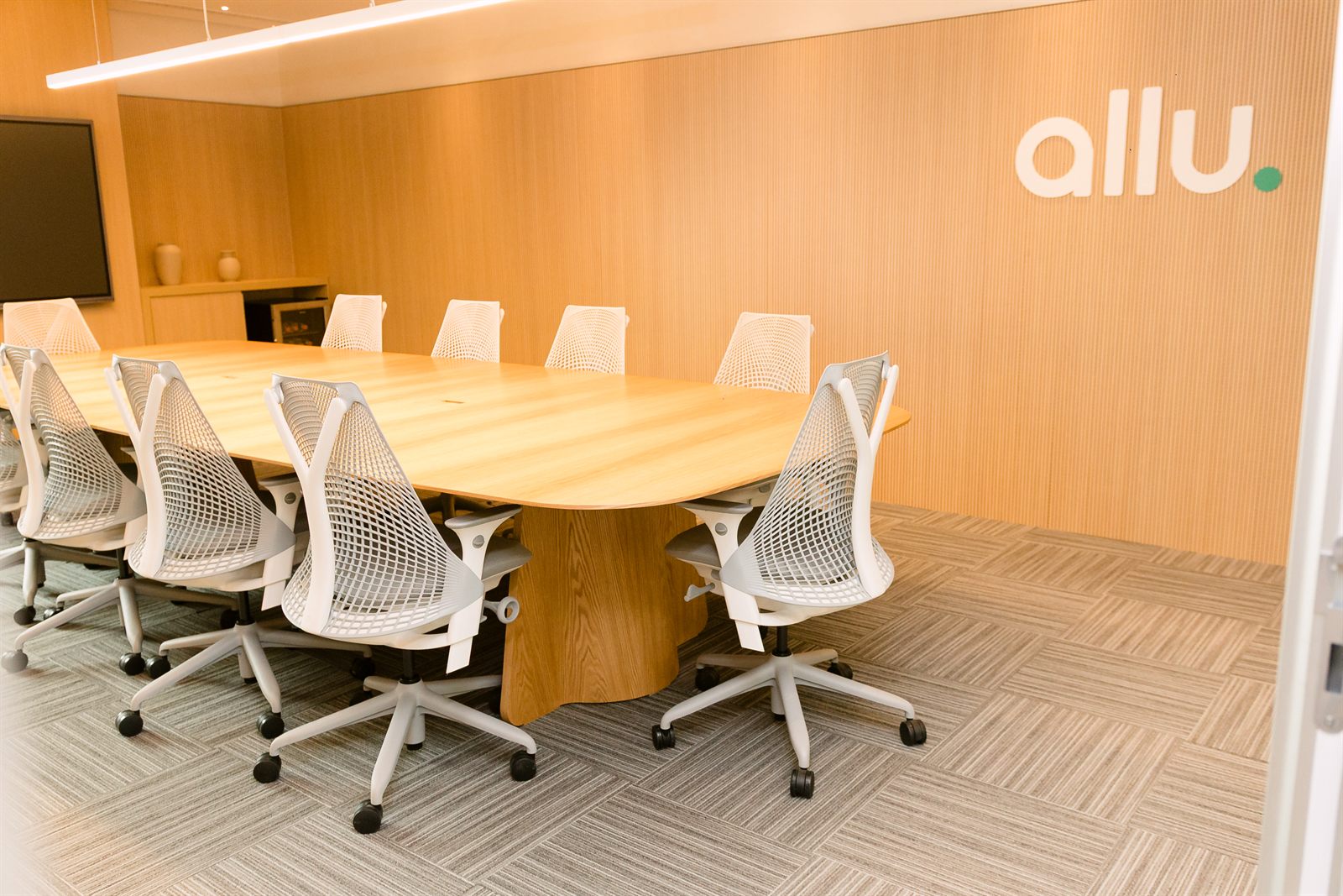 Sala de reunião ampla do escritório allu em São Paulo