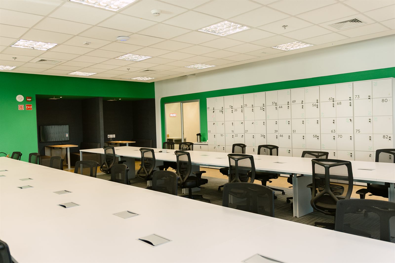 Área de trabalho e armários do escritório allu em São Paulo